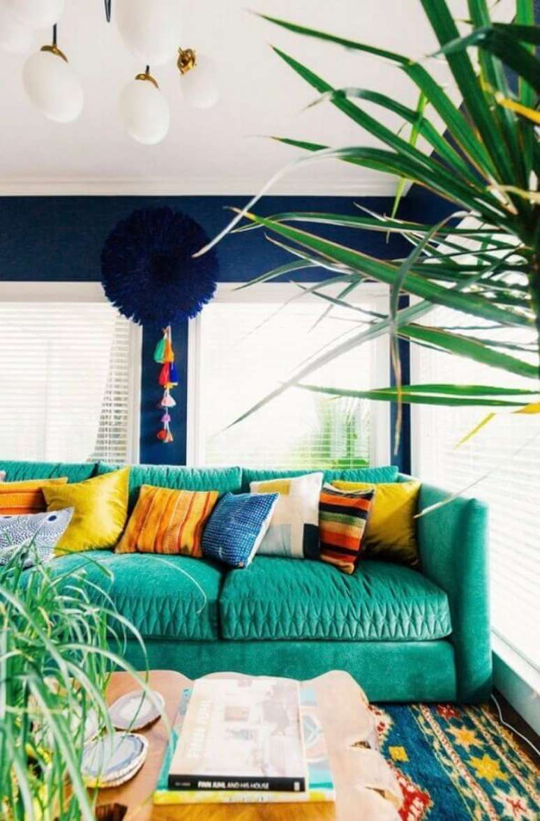9. Almofadas coloridas para sofá colorido também ficam super charmosas – Foto: Neu dekoration stile