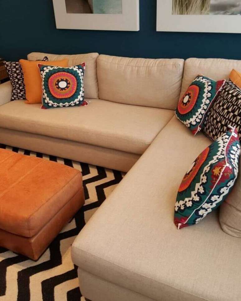 10. Invista em capas de almofadas coloridas para sempre renovar a decoração do ambiente – Foto: Fatima de Faria