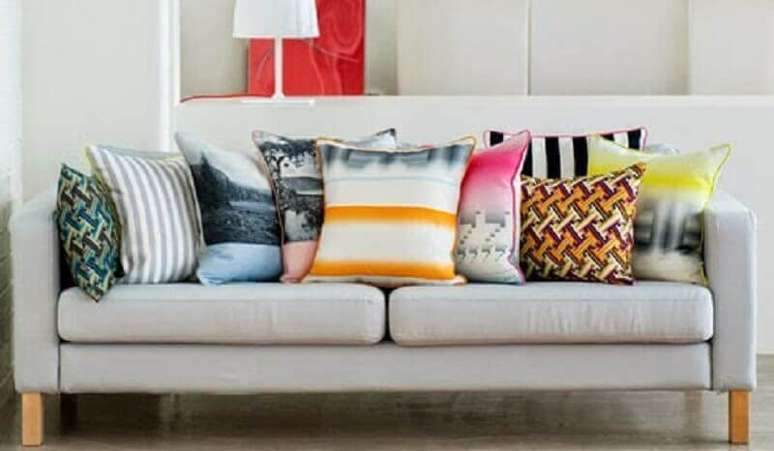 13. Sofá decorado com vários modelos diferentes de capas de almofadas coloridas – Foto: