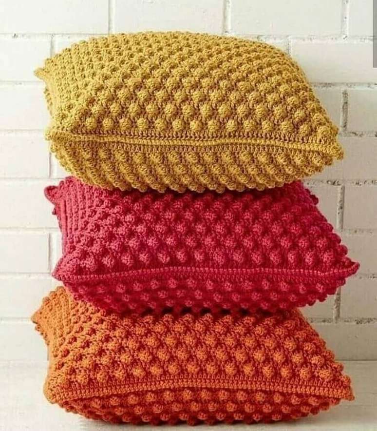 5. As capas para almofadas coloridas de crochê são clássicas e combinam com diversos estilos de decoração – Foto: Pinterest