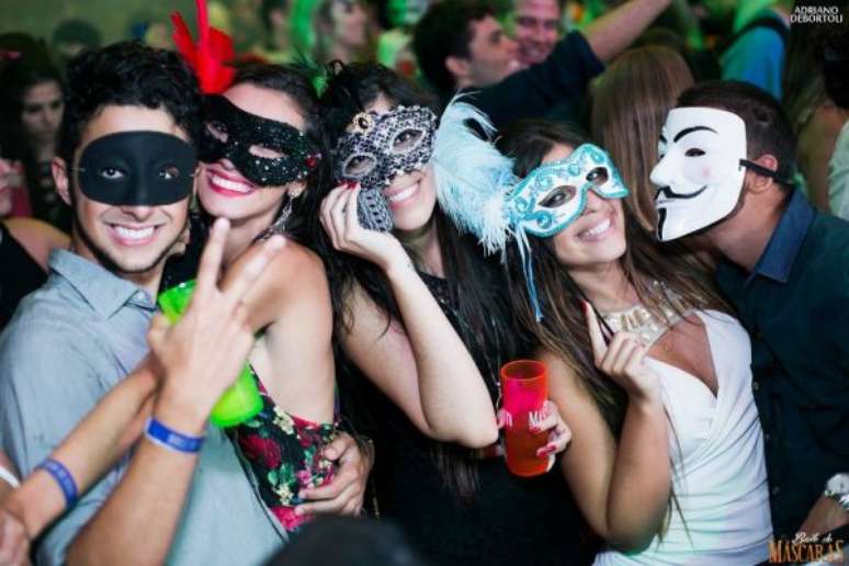 52. Distribua m&aacute;scaras para os convidados se divertirem na festa! &ndash; Por: Baile de m&aacute;scaras