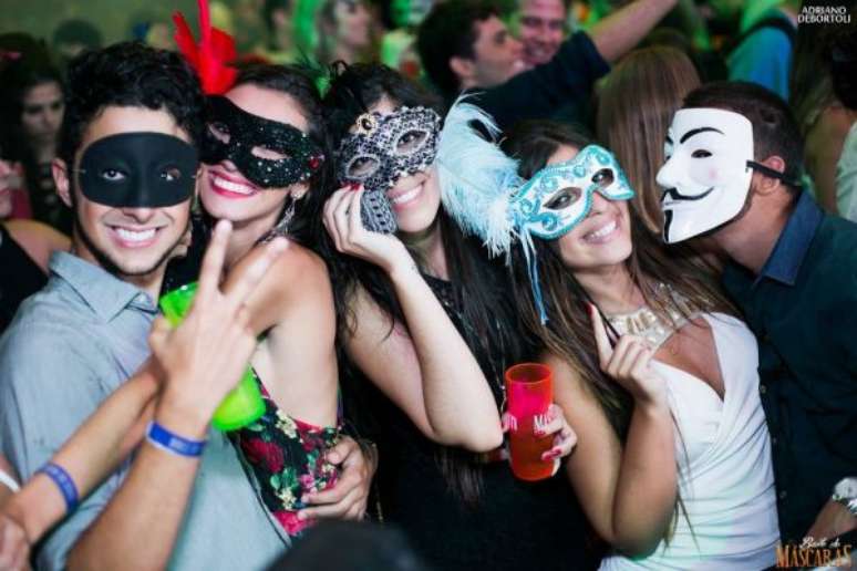 52. Distribua máscaras para os convidados se divertirem na festa a fantasia! – Por: Baile de máscaras