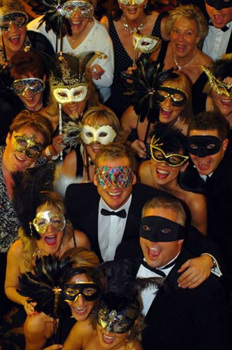 11. Em festa à fantasia com o tema Baile de máscaras, distribua máscaras para todos os convidados usarem durante a festa. O resultado é incrível! – Por: Pinterest