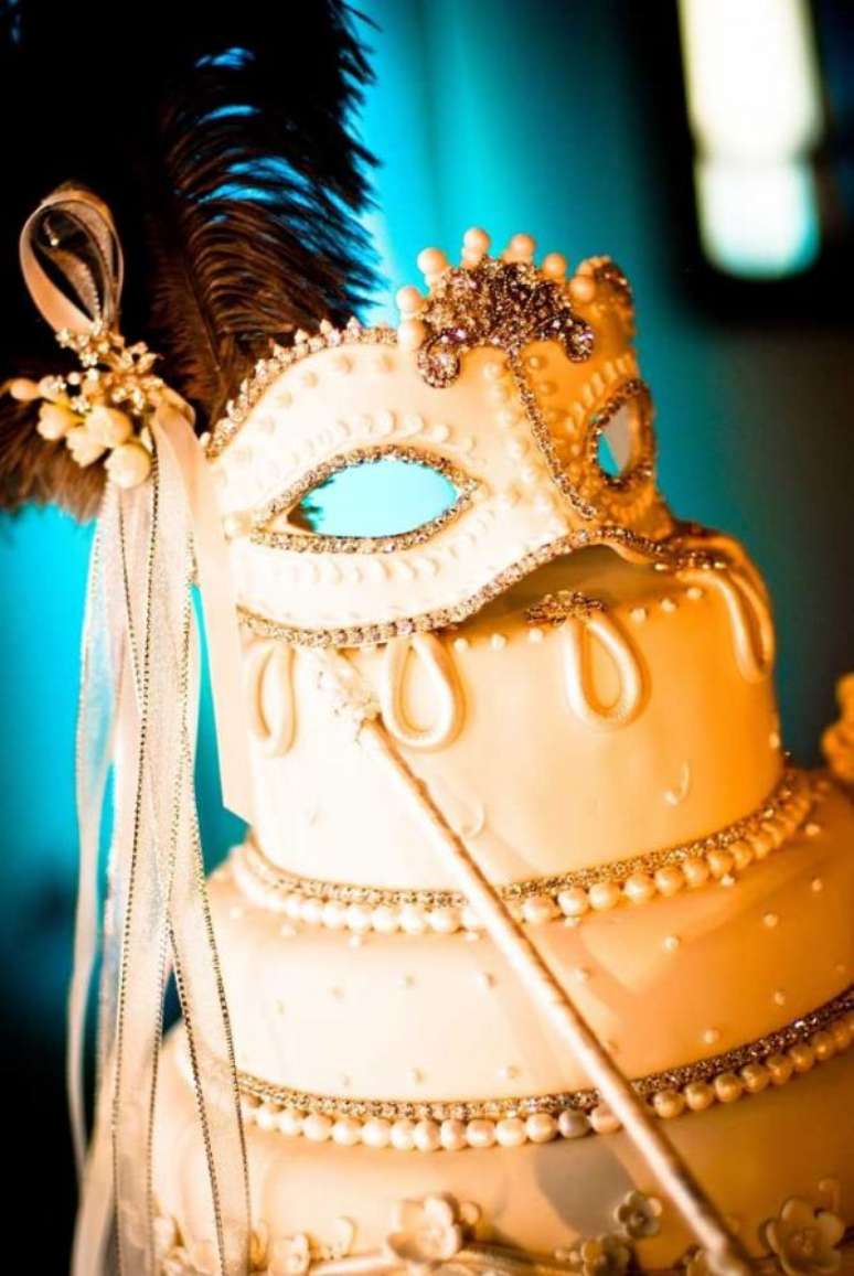 1. Bolo para festa à fantasia com máscaras e plumas – Por: Pinterest