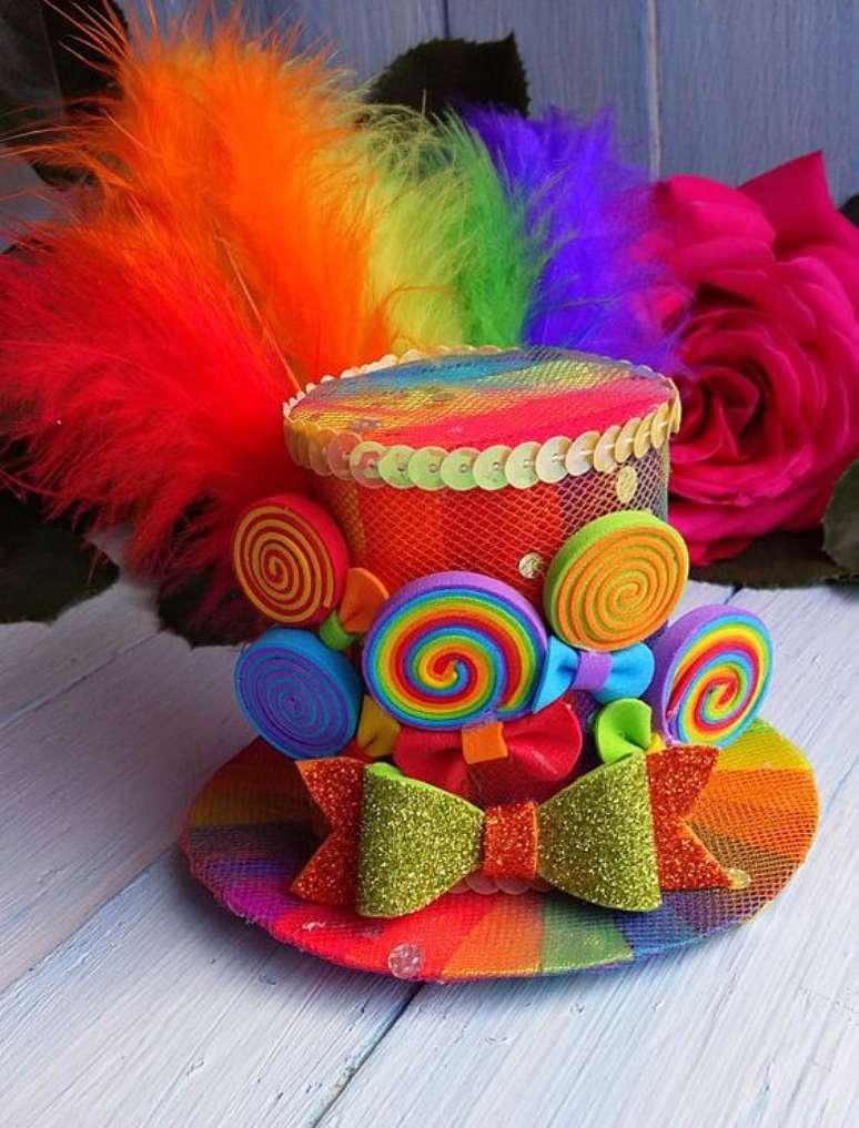 15. Outra op&ccedil;&atilde;o, al&eacute;m da m&aacute;scara, &eacute; entregar chap&eacute;us coloridos e personalizados para os convidados se divertirem na festa &agrave; fantasia &ndash; Por: Pinterest