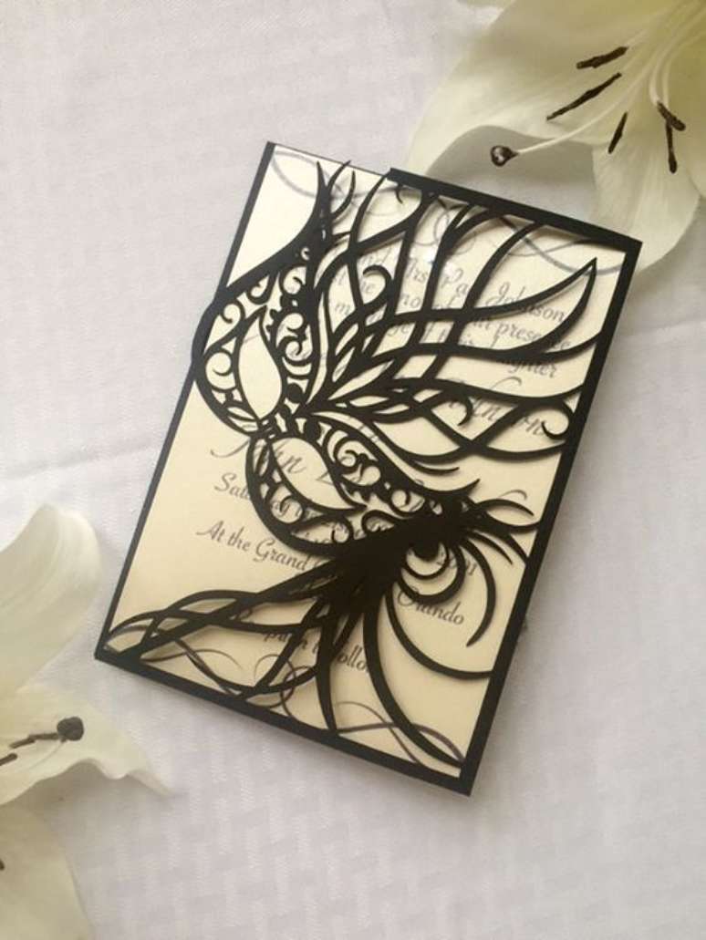 18. O convite para festa &agrave; fantasia pode ser ainda mais bonito com o desenho de m&aacute;scara &ndash; Por: pinterest