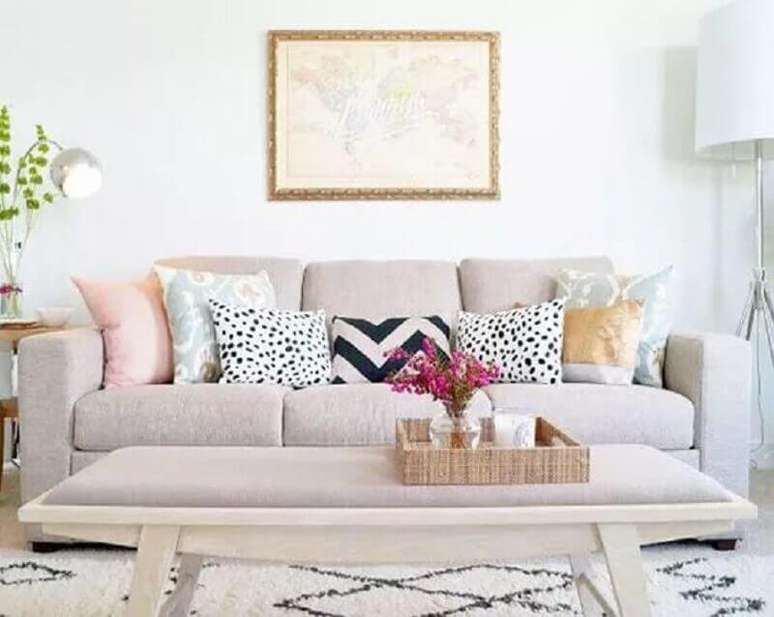 2. Para escolher almofadas coloridas para sofá é necessário primeiro saber qual o estilo de decoração o ambiente terá – Foto: Lindsay Letters