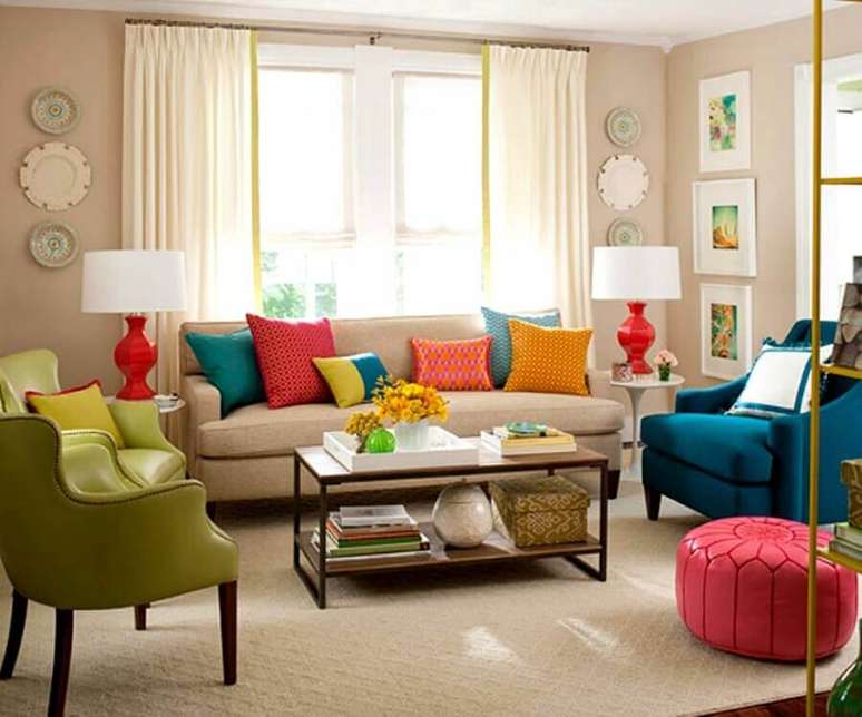 23. Decoração para sala com poltronas e almofadas coloridas – Foto: VilingStore