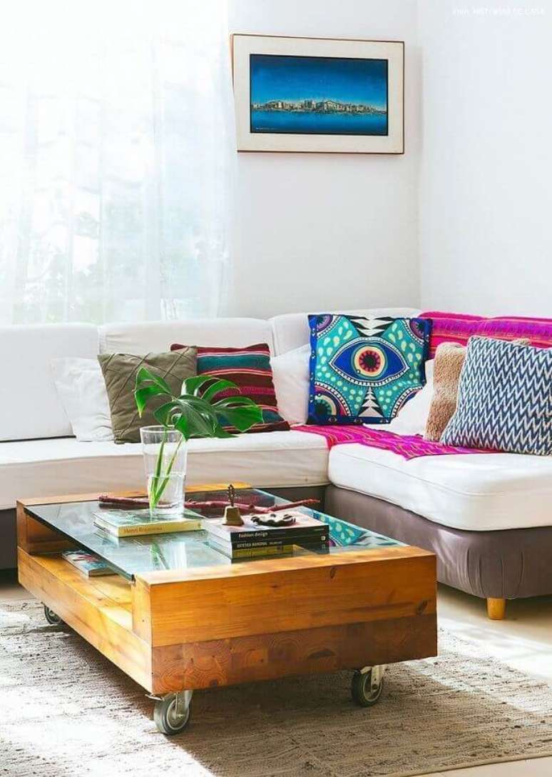 25. Decoração clean com capas para almofadas coloridas para sofá branco – Foto: Histórias de Casa