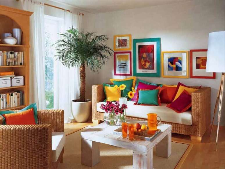 28. Decoração com almofadas coloridas para sofá de vime – Foto: Frias Neto