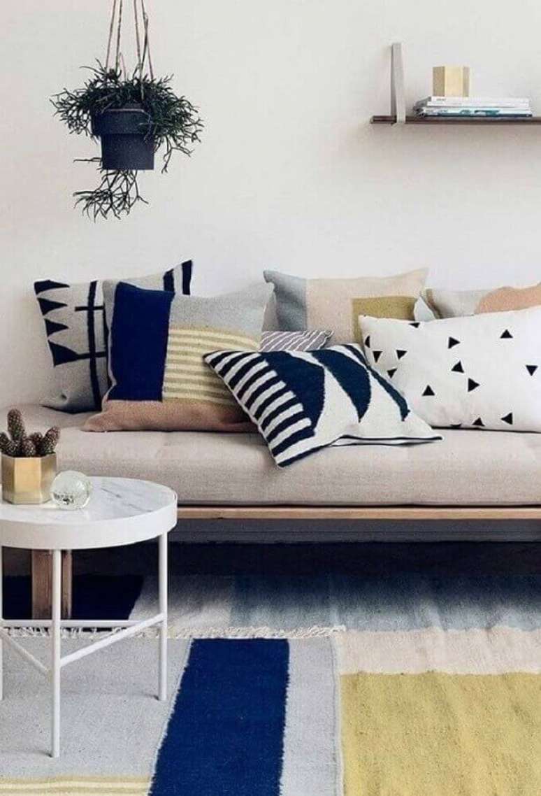 33. Decoração para sala minimalista com almofadas coloridas para sofá – Foto: R7 Meu Estilo