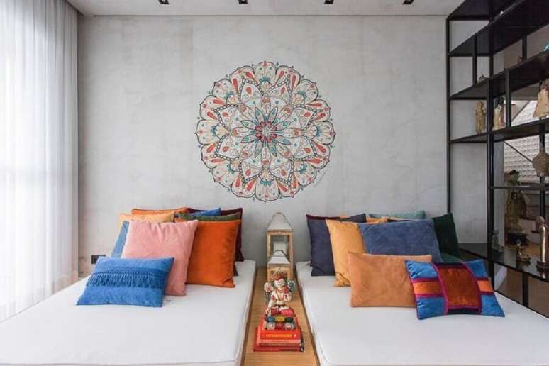 7. Utilize capas de almofadas coloridas para deixar os ambientes de sua casa mais bonitos e bem decorados – Foto: Bianchi + Lim Arquitetura