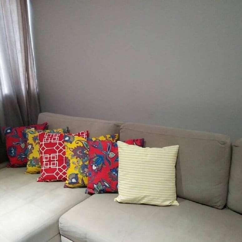 39. Decoração simples com almofadas coloridas para sofá cinza – Foto: Danoca Enxovais