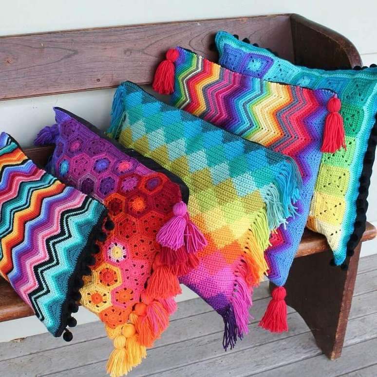 40. Decoração simples com almofadas de crochê coloridas – Foto: ConstruindoDECOR