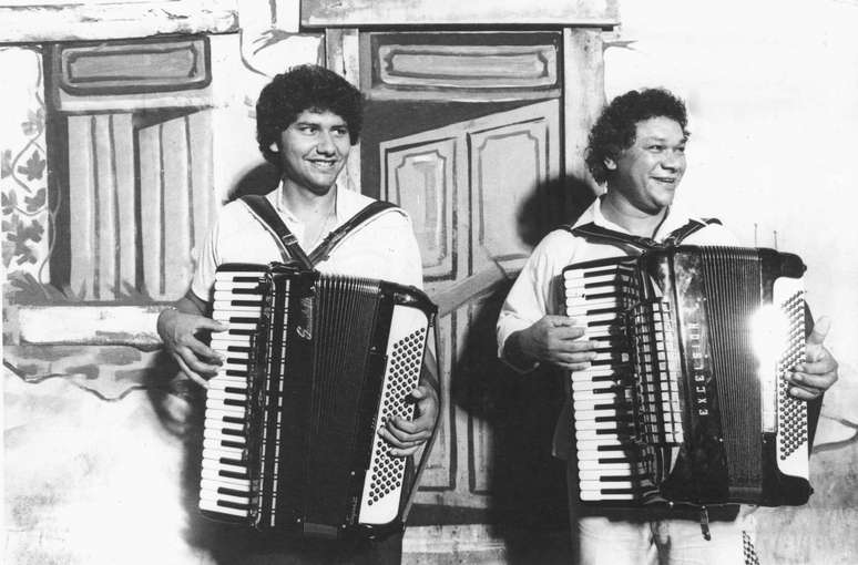 Os sanfoneiros Osvaldinho e Dominguinhos em show em São Paulo, em 1985