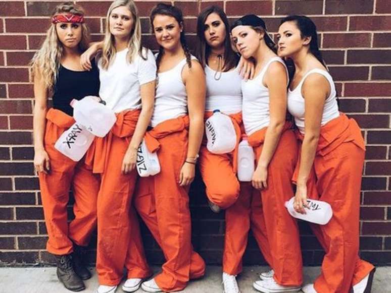 27. Amigas fantasiadas da série de TV Orange is the new black para festa à fantasia – Por: Pinterest