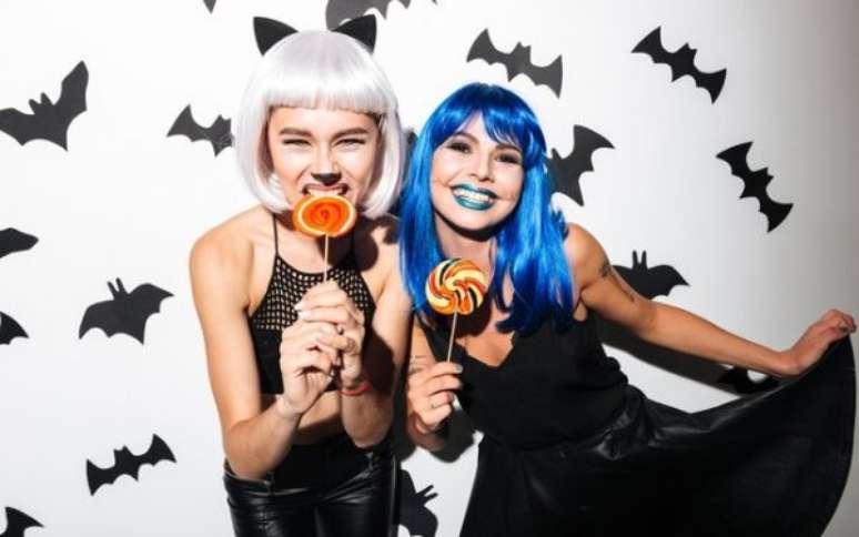 62. Amigas fantasiadas para festa à fantasia Halloween – Por: Shutterstock