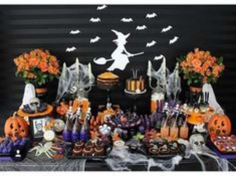 35. Mesa de doces para festa à fantasia estilo halloween – Por: Pinterest