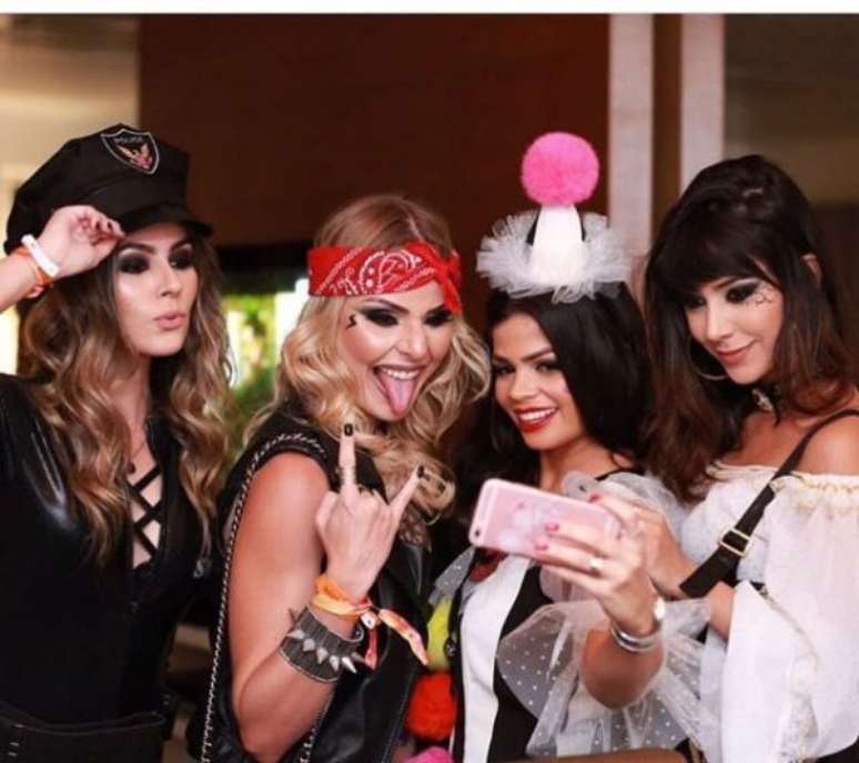 40. Amigas com fantasia para curtir a festa &ndash; Por: Layla Monteiro