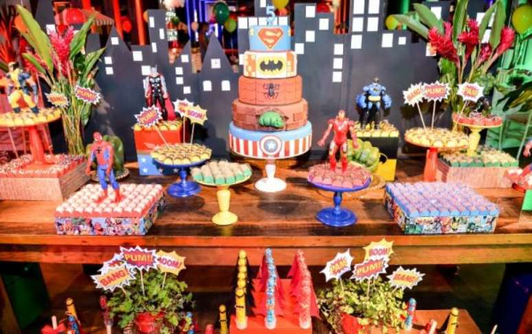 41. Decoração para festa à fantasia infantil inspirada em super heróis – Por: Pinterest