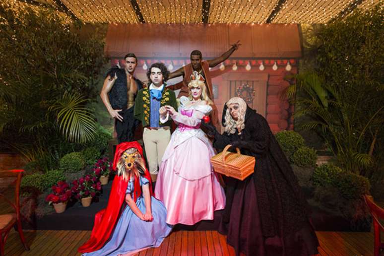 42. Festa &agrave; fantasia com personagens de contos de fadas &ndash; Por: Anna quast e Ricky arruda