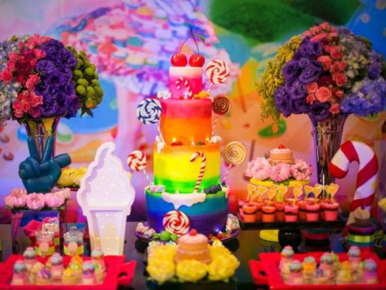 44. A decora&ccedil;&atilde;o para festa &agrave; fantasia fica ainda mais bonita colorida e com muuuuitos docinhos para os convidados &ndash; Por: Pinterest