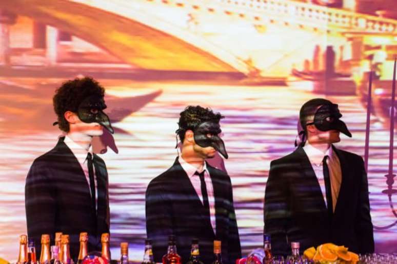 7. Até os Barmans usam máscaras na festa à fantasia – Por: Raphael Ranosi