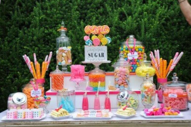 49. Mesa de doces para festa à fantasia neon – Por: Pinterest