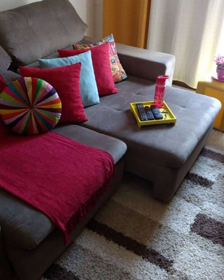 47. Decoração com modelo diferente de capas de almofadas coloridas – Foto: Vanusia Valencia Péricles