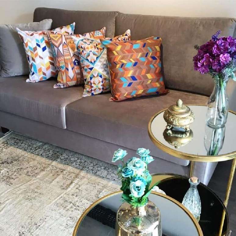 49. As almofadas com capas coloridas levam mais charme a decoração – Foto: Juliana Curi Desing