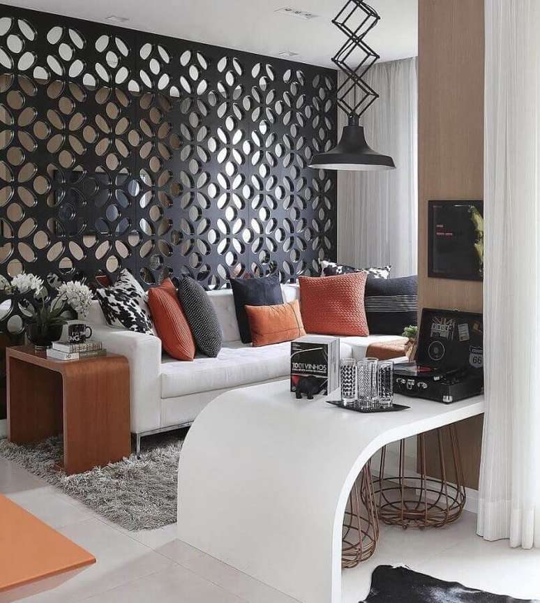 54. Sala pequena decorada com sofá branco e almofadas coloridas – Foto: Pinterest