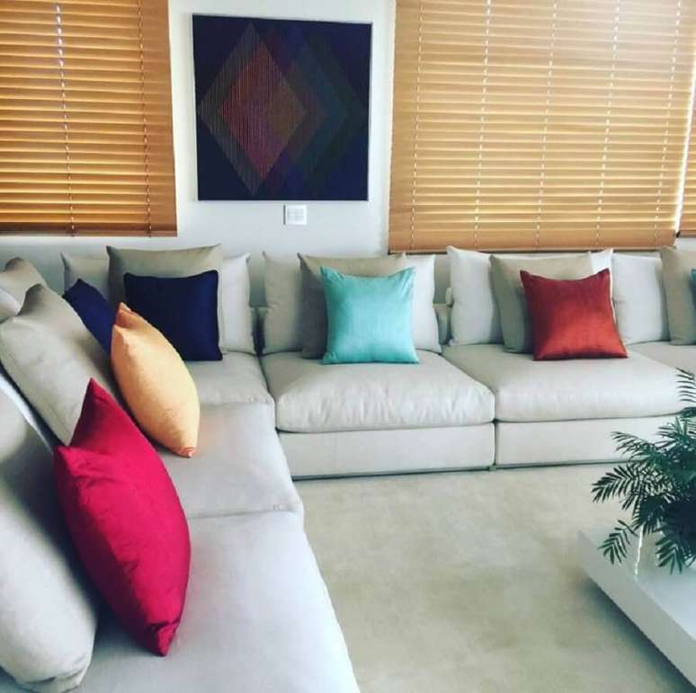 58. Decoração clean para sala com sofá de canto cinza e almofadas coloridas – Foto: Officina Design