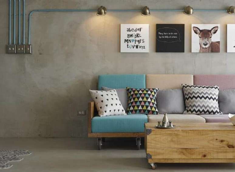 59. Sofá com almofadas coloridas para decoração de sala com estilo industrial – Foto: Pinterest