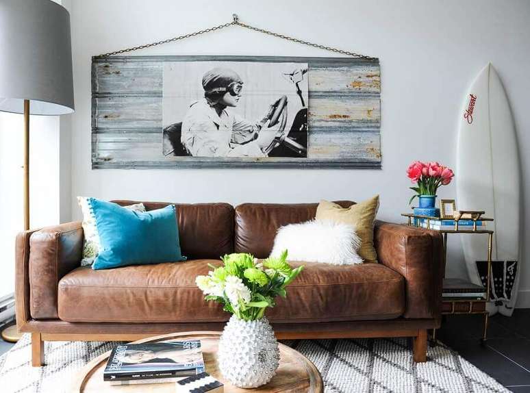 60. Sofá marrom com almofadas coloridas – Foto: Home Awakening