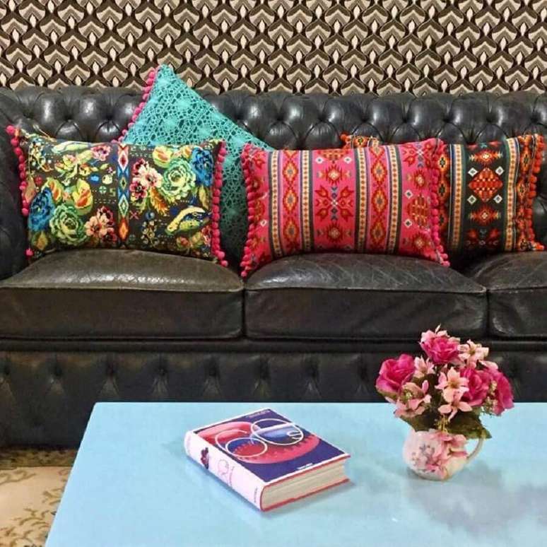 62. Sofá marrom de couro com almofadas coloridas – Foto: 1Up Móveis