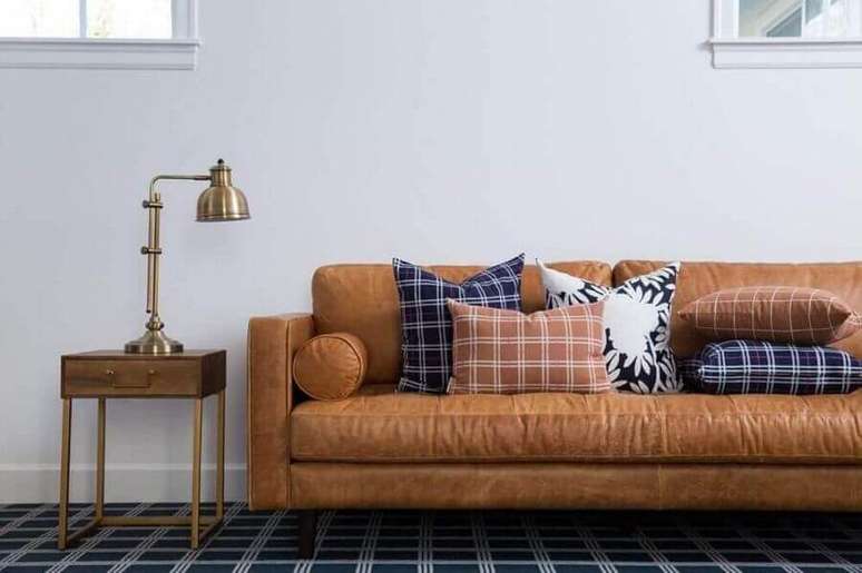 61. Sofá marrom de couro decorado com almofadas coloridas com estampa xadrez – Foto: Blog Doudou