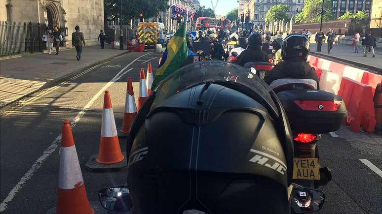 Motoboys fazem protesto nas ruas de Londres para chamar a aten&ccedil;&atilde;o para a morte de brasileiro e para a falta de seguran&ccedil;a