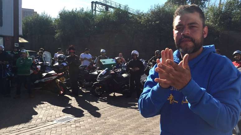 Kleverson Saad foi orientado pela pol&iacute;cia a se mudar de casa, depois de bater em ladr&otilde;es que tentaram levar a moto dele; hoje ele tenta unir a categoria por melhores condi&ccedil;&otilde;es de trabalho em Londres