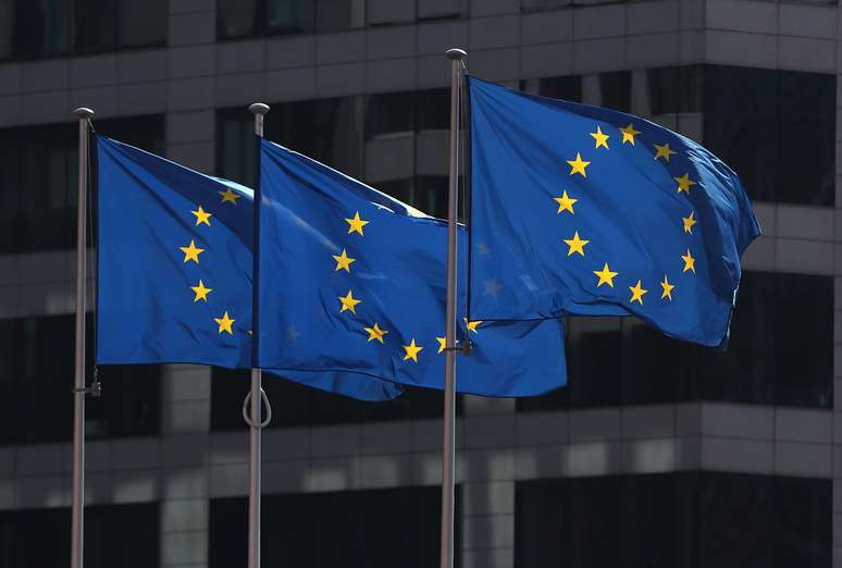 Bandeiras da União Europeia tremulam do lado de fora da sede da Comissão Europeia, em Bruxelas
10/04/2019
REUTERS/Yves Herman