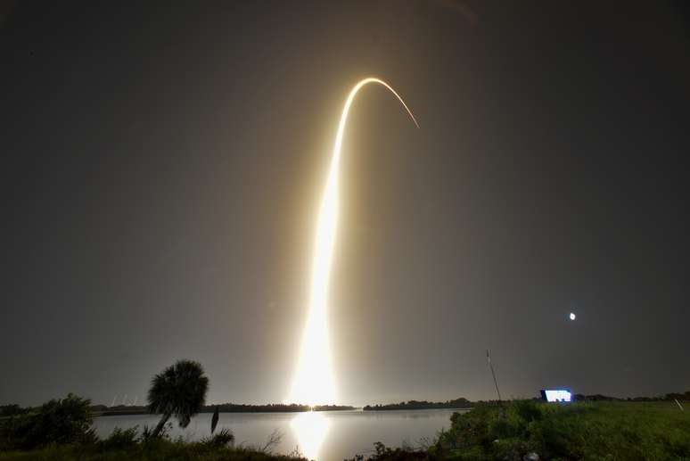 Foguete Falcon Heavy, da SpaceX, decola da Flórida
REUTERS/Steve Nesius