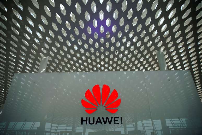 Logotipo da Huawei no aeroporto internacional de Shenzhen
REUTERS/Aly Song
