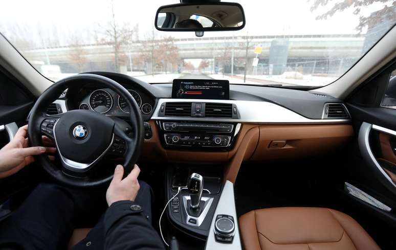 Painel de h&iacute;brido da BMW permite troca para condu&ccedil;&atilde;o por bateria
REUTERS/Eva Plevier