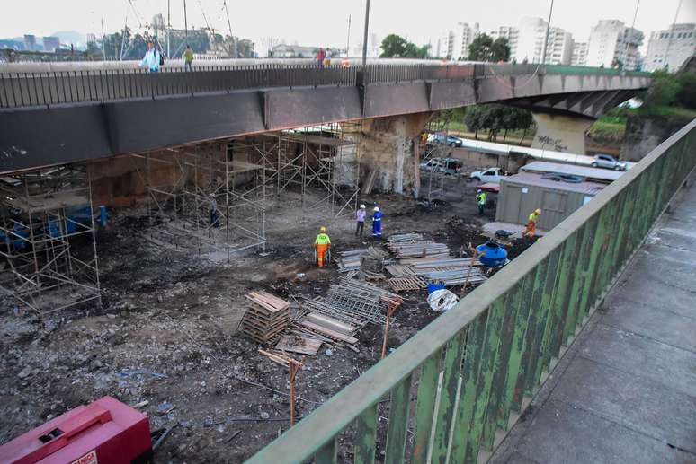 Operários fazem escoramento da ponte do Jaguaré, que pegou fogo em São Paulo