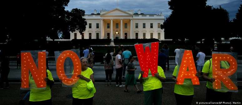 Diante da Casa Branca, manifestantes protestam contra uma guerra