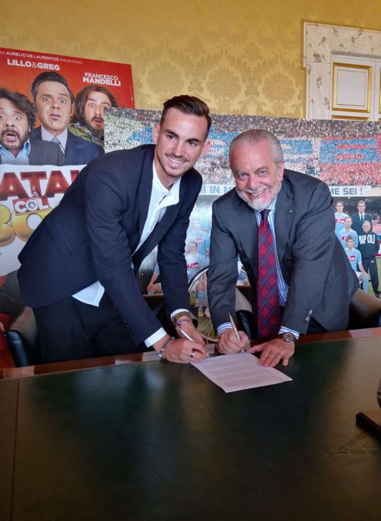 Fabián Ruiz com o presidente napolitano Aurelio De Laurentiis (Foto: AFP)