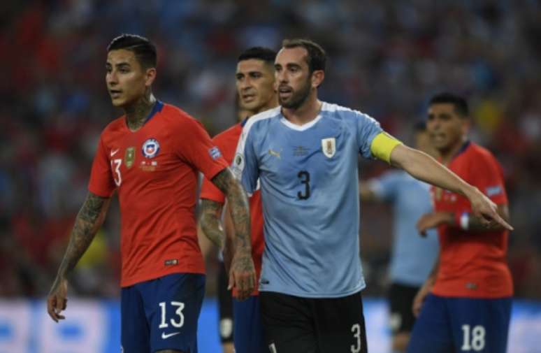 Godín foi bem na defesa uruguaia contra o Chile (Foto: Mauro PIMENTEL / AFP)