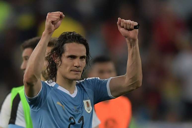 Cavani comemora o gol da vitória uruguaia (FOTO: Carl DE SOUZA / AFP)