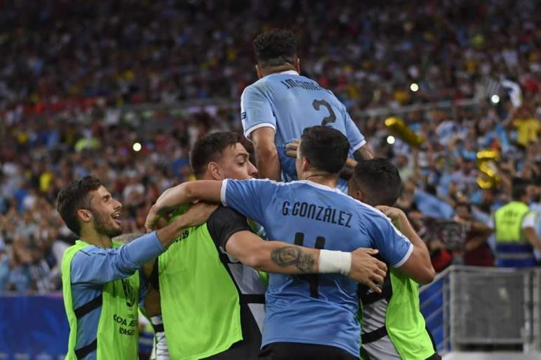 Uruguai venceu o Chile no Maracanã (Foto: Mauro PIMENTEL / AFP)