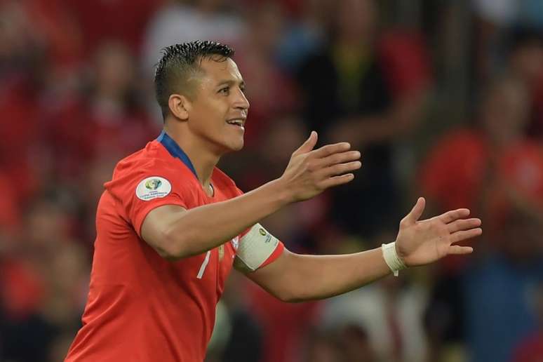 Medel durante a derrota do Chile para o Uruguai na noite desta segunda-feira (Foto: Carl DE SOUZA / AFP)