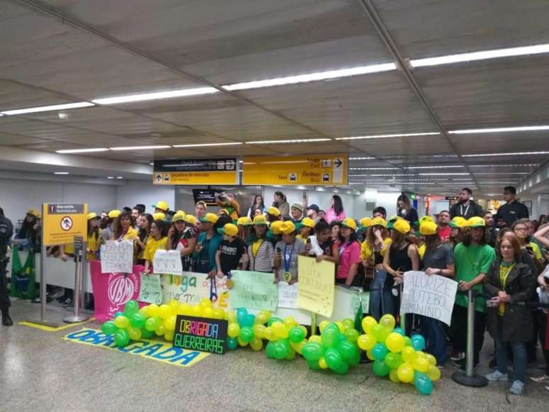 Cerca de 100 torcedores estiveram presentes no desembarque da Seleção Brasileira feminina (Foto:Reprodução)